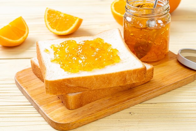 Tranches de pain avec confiture d'orange