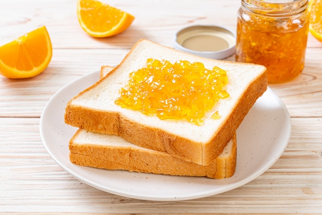 Tranches de pain avec de la confiture d'orange