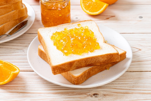 Tranches de pain à la confiture d'orange