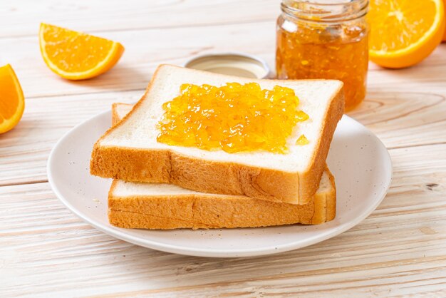 Tranches de pain à la confiture d'orange