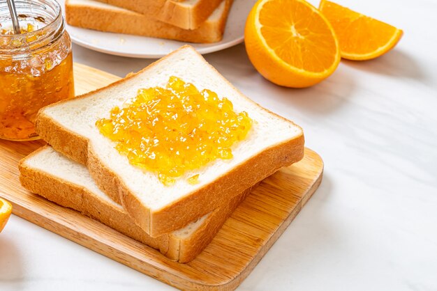 Tranches de pain à la confiture d'orange