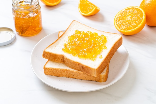 Tranches de pain à la confiture d'orange