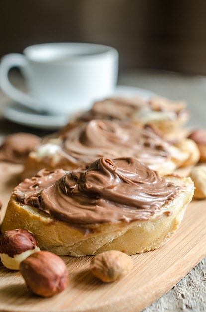 Tranches de pain avec crème au chocolat et noix