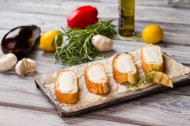 Tranches de pain avec du beurre. Citron grillé et herbe verte. Nourriture saine pour le dîner. Ingrédient de base pour les sandwichs.