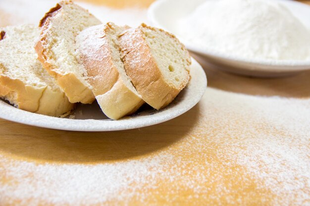 Tranches de pain et de farine de blé dans une assiette blanche sur la table