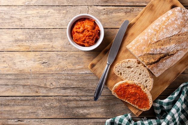 Tranches de pain grillé avec sobrasada sur table en bois rustique