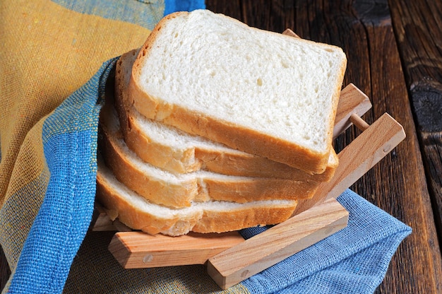 Tranches de pain grillé sur table en bois avec nappe