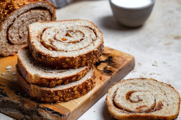 Tranches de pain maison aux raisins secs, noix et cannelle