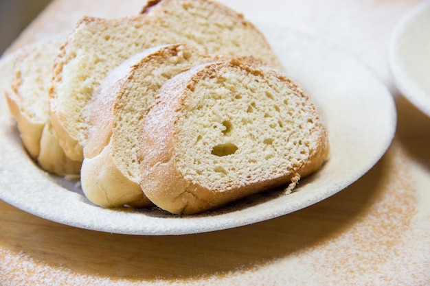 Tranches de pain en poudre dans une assiette blanche sur la table