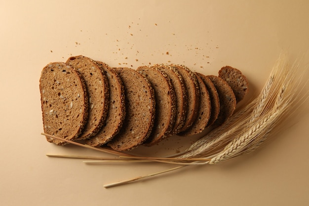 Tranches de pain de seigle et épillets sur fond beige