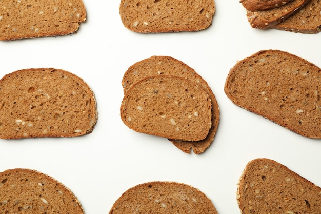 Tranches de pain de seigle sur fond blanc, vue du dessus