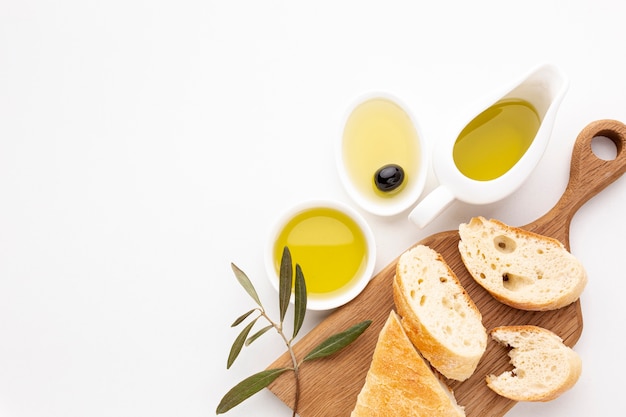 Photo tranches de pain et soucoupes à l'huile d'olive avec espace de copie