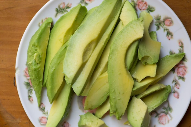 Tranches de palta mûres vertes avocat guacamole légumes frais crus