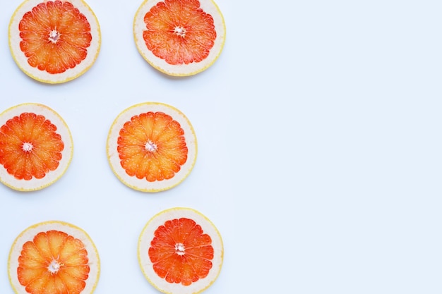 Tranches de pamplemousse juteuses riches en vitamine C.