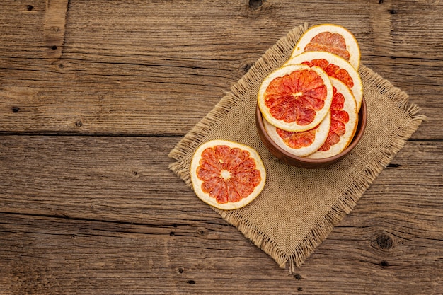 Tranches de pamplemousse séchées dans un bol. Collation de fruits, concept de saine alimentation