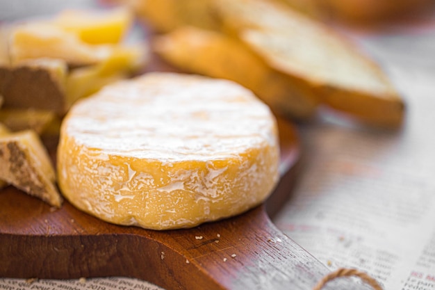 Tranches de parmesan sur le plateau. Morceaux de fromage sur le plateau. Fromage à pâte dure pour le vin