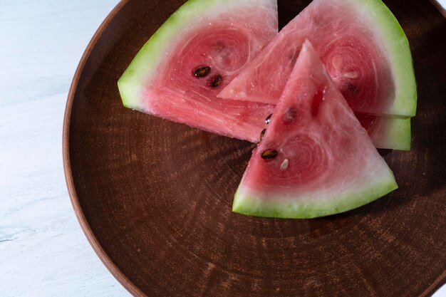 Tranches de pastèque sur une assiette