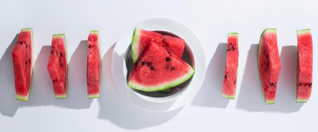 Tranches de pastèque mûre sur une assiette sur fond blanc Vue de dessus mise à plat Bannière