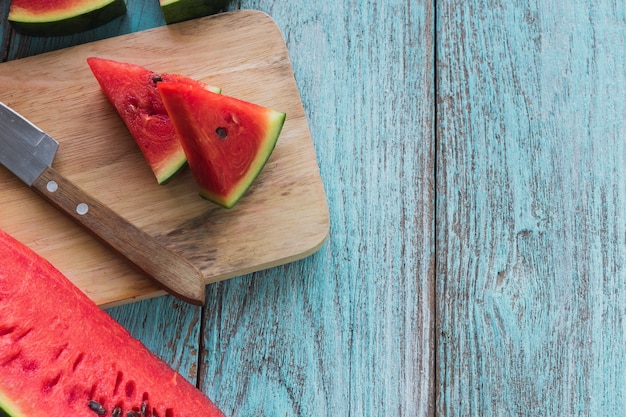 Tranches de pastèque popsicles sur un fond de bois rustique bleu