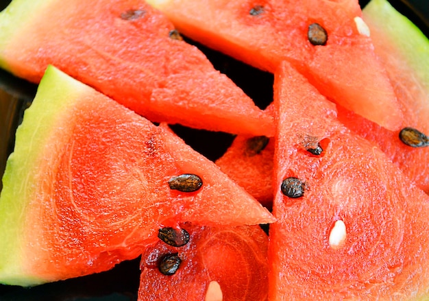 Tranches de pastèque rouge douce fraîche de fruits mûrs