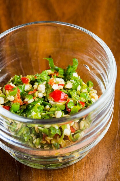 Tranches de piment dans un petit bol sur une table en bois