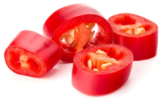 Tranches de piment rouge ou piment de Cayenne isolé sur fond blanc dentelle