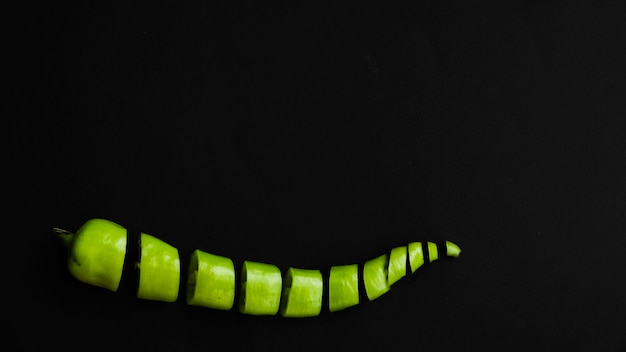 Tranches de piment vert sur fond noir