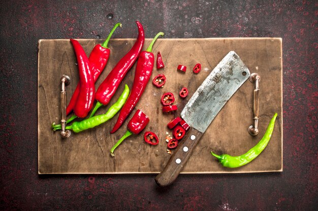 Tranches de piment sur une vieille planche. Sur un fond rustique.