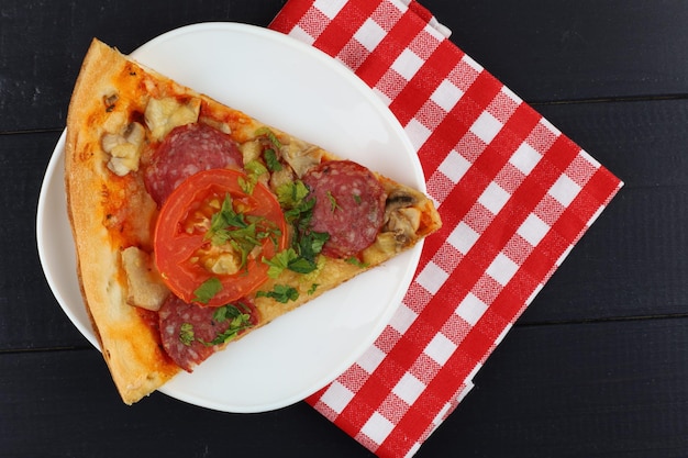 Tranches de pizza dans une assiette Vue rapprochée d'une tranche de pizza