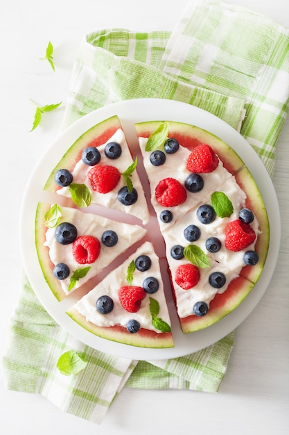 Tranches de pizza à la pastèque avec du yogourt et des baies, dessert d'été