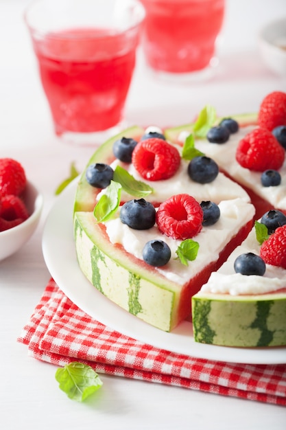 Tranches de pizza à la pastèque avec du yogourt et des baies, dessert d'été