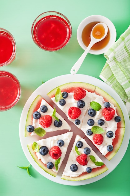 Tranches de pizza à la pastèque avec du yogourt et des baies, dessert d'été