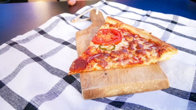 Tranches de pizza sur une table de restaurant