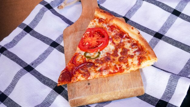 Tranches de pizza sur une table de restaurant