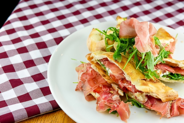 Tranches de pizza sur une table de restaurant