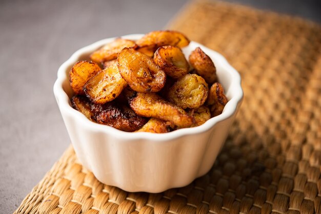 Tranches de plantain mûres frites ou frites de pake kele dans un bol