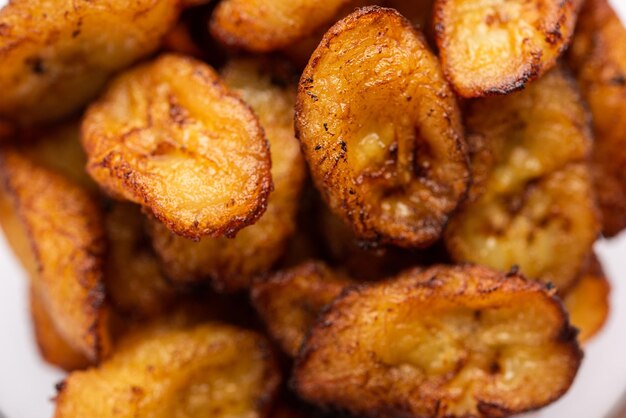 Tranches de plantain mûres frites ou frites de pake kele dans un bol