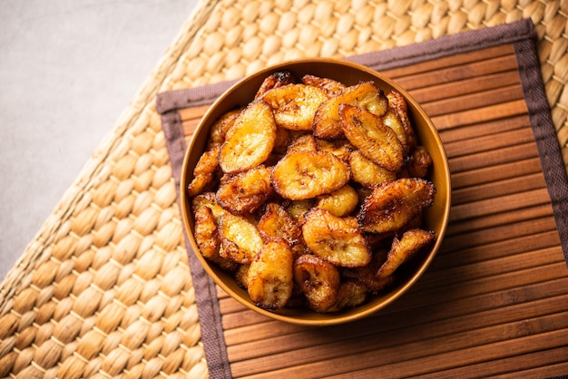 Tranches de plantain mûres frites ou frites de pake kele dans un bol