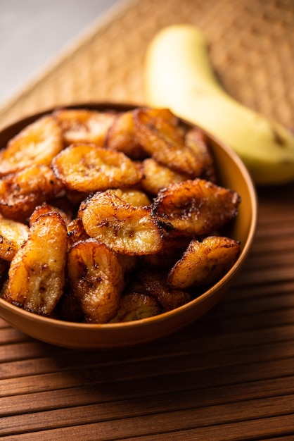 Tranches de plantain mûres frites ou frites de pake kele dans un bol