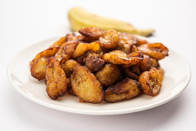 Tranches de plantain mûres frites ou frites de pake kele dans un bol