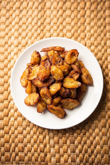 Tranches de plantain mûres frites ou frites de pake kele dans un bol