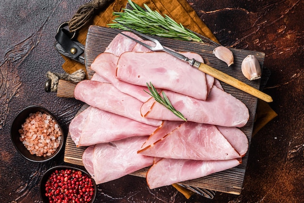 Tranches plates de jambon sandwich carré aux herbes Fond sombre Vue de dessus