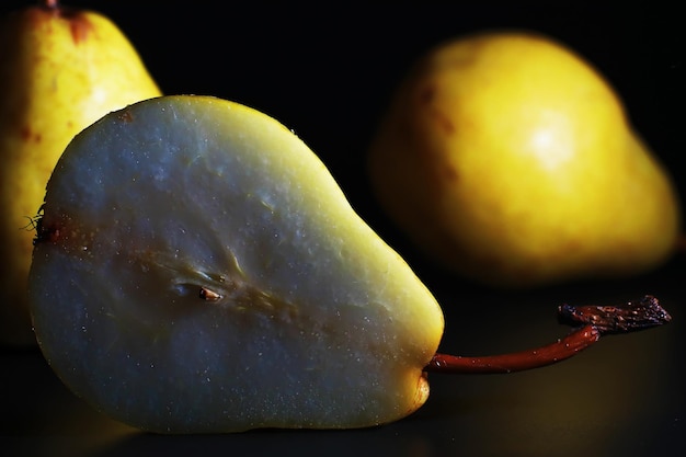 Tranches de poires sur fond noir. poires dans une assiette et tranches de poires vue de dessus.