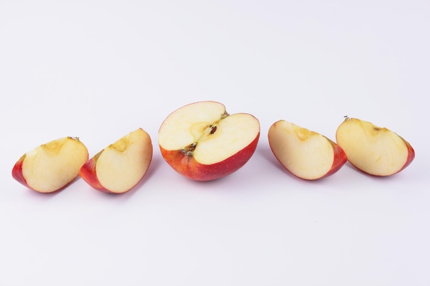 Tranches de pomme rouge sucrée juteuse sur fond clair Concept d'aliments sains Libre d'un fruit rouge