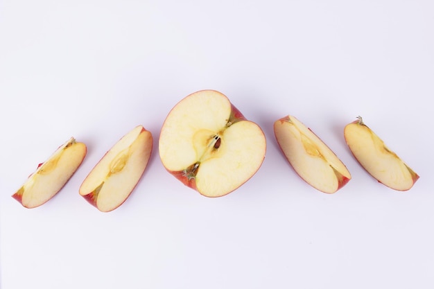 Tranches de pomme rouge sucrée juteuse sur fond clair Concept d'aliments sains Libre d'un fruit rouge