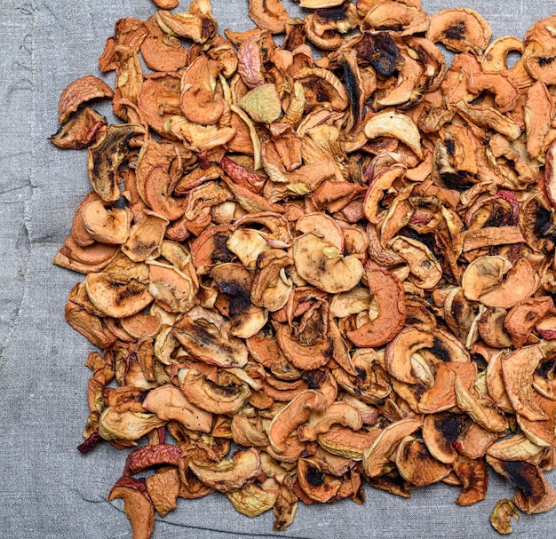 Tranches de pomme séchées sur une serviette en lin gris