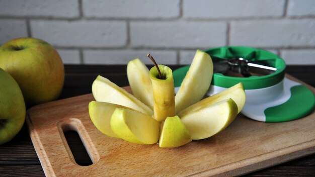 Photo tranches de pomme sur une surface en bois