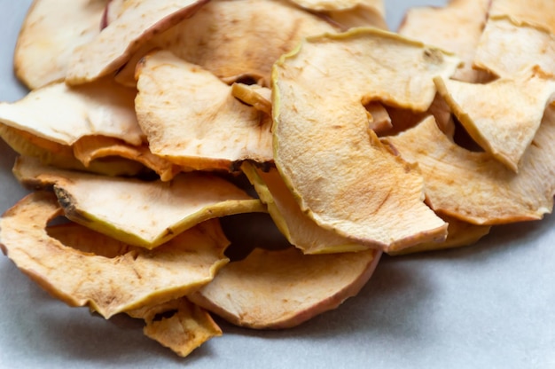 Tranches de pommes blanches séchées sur la table