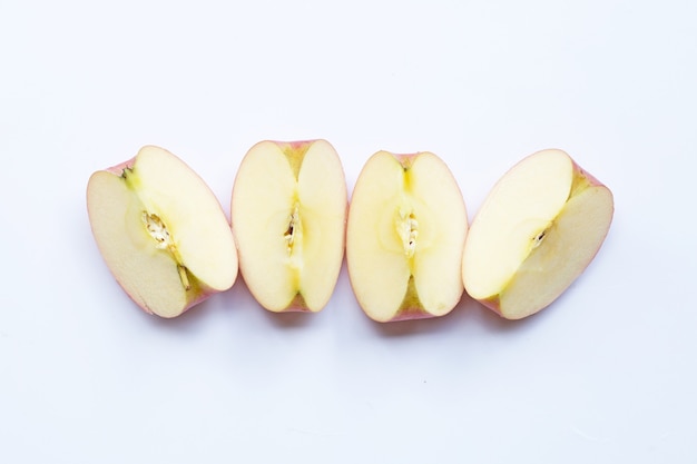 Tranches de pommes mûres sur mur blanc