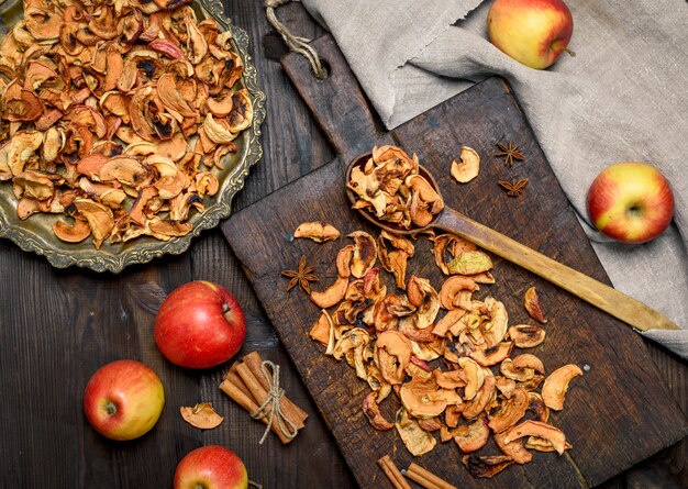 Tranches de pommes séchées dans une plaque de fer